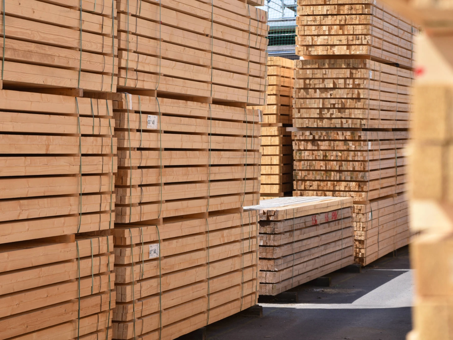 Holzbretter, die in Stapeln gelagert werden.